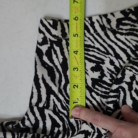 Jones New York Sport women's zebra print shorts size 6 - Picture 8 of 8